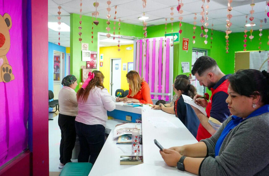Madres y padres realizan trámites de inscripción en un CAIC del DIF Nuevo Laredo.