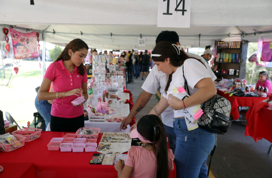 Familias y emprendedores locales se reúnen en la Plaza Zaragoza durante el Bazar de San Valentín.