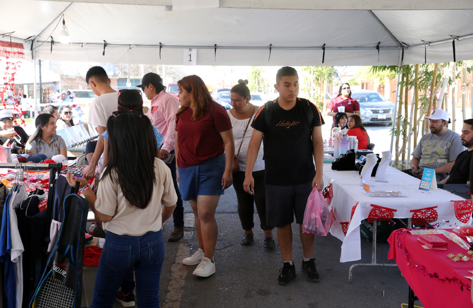 El bazar ofrece una variedad de regalos antojitos y productos hechos por emprendedores de Nuevo Laredo
