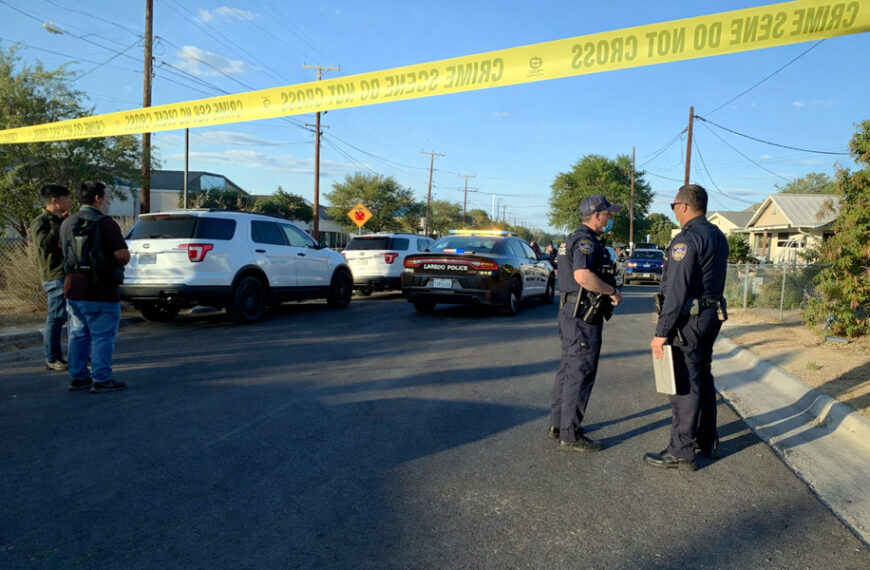 Elementos de la Policía de Laredo resguardan la escena del tiroteo ocurrido en Kearney Street, donde un joven de 18 años resultó gravemente herido y posteriormente falleció, convirtiéndose en el primer homicidio registrado en la ciudad durante 2026.