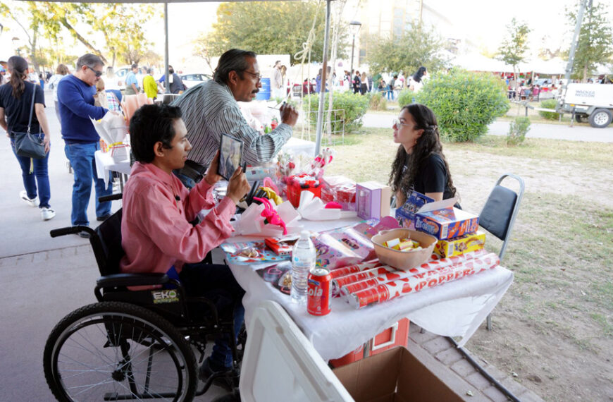Emprendedores locales ofrecen productos y regalos durante el Bazar de San Valentín organizado por el Gobierno Municipal en Nuevo Laredo.