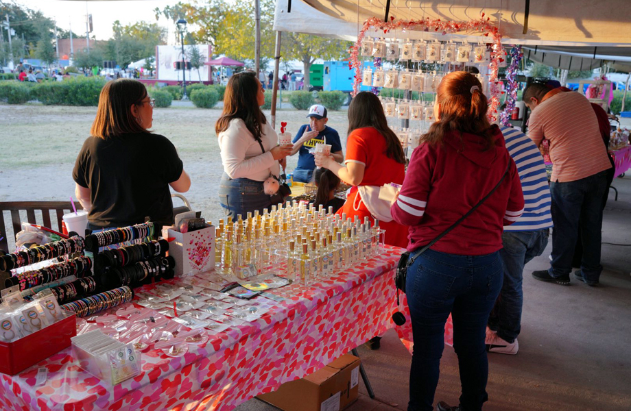 Visitantes observan y adquieren productos artesanales y regalos alusivos al Da del Amor y la Amistad