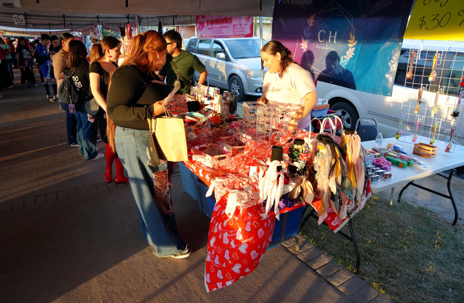 El bazar reuni a decenas de emprendedores que promovieron sus productos ante familias de Nuevo Laredo