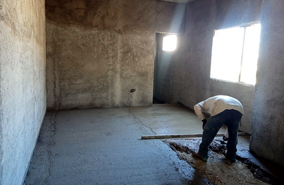 Instalación de piso de concreto en una vivienda de Nuevo Laredo como parte del programa municipal Piso Firme 2026, que busca mejorar las condiciones de salud y bienestar de las familias beneficiadas.