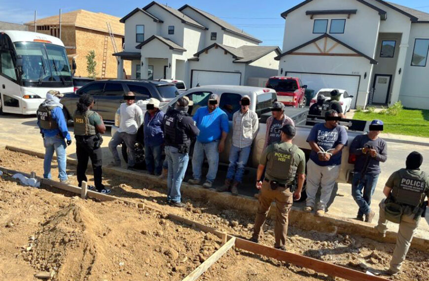 Agentes federales realizan un operativo en una zona habitacional en Laredo, una de las acciones que líderes empresariales señalan como factor de temor entre trabajadores del sector construcción.