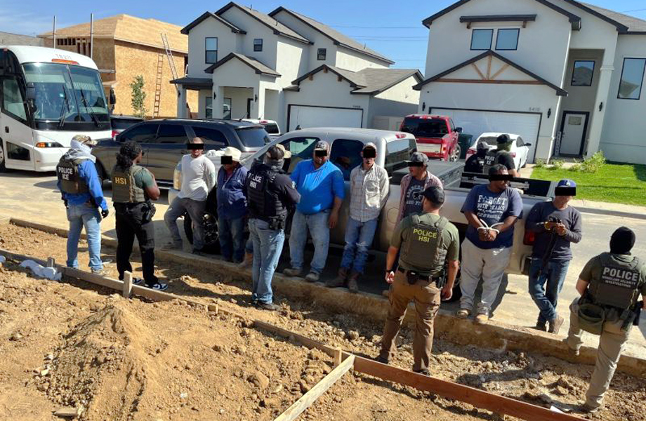 Agentes federales realizan un operativo en una zona habitacional en Laredo, una de las acciones que líderes empresariales señalan como factor de temor entre trabajadores del sector construcción.