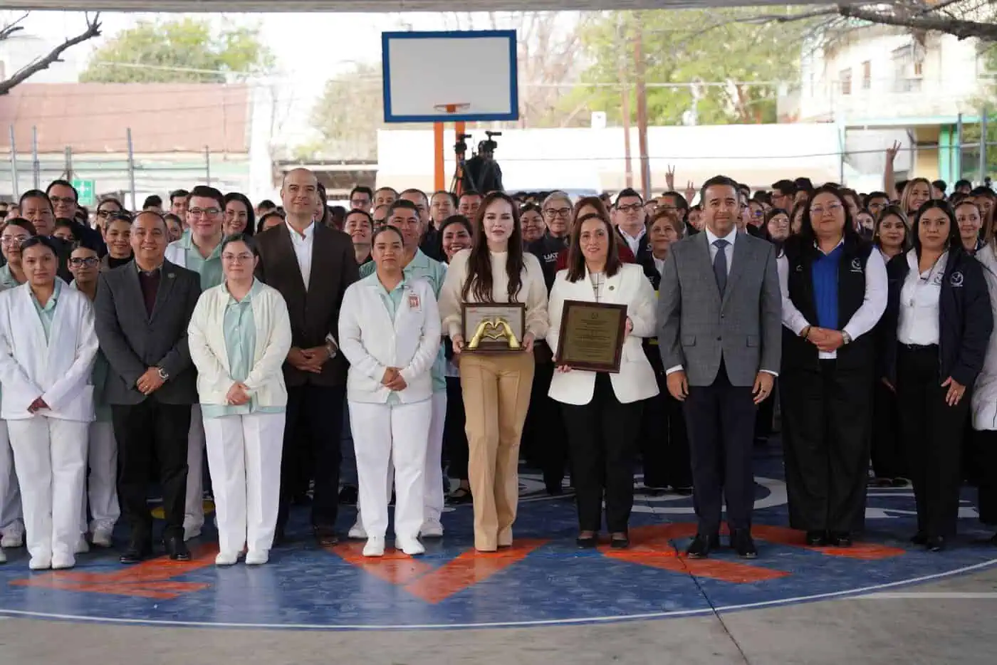 Entrega del reconocimiento como Miembro Honorfico en la Facultad de Enfermera Nuevo Laredo de la UAT