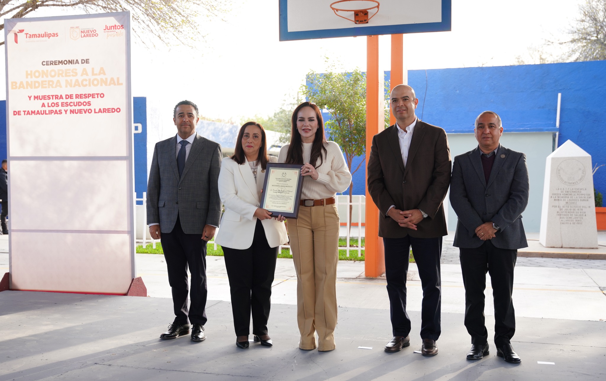 Autoridades educativas y municipales durante la ceremonia de Honores a la Bandera