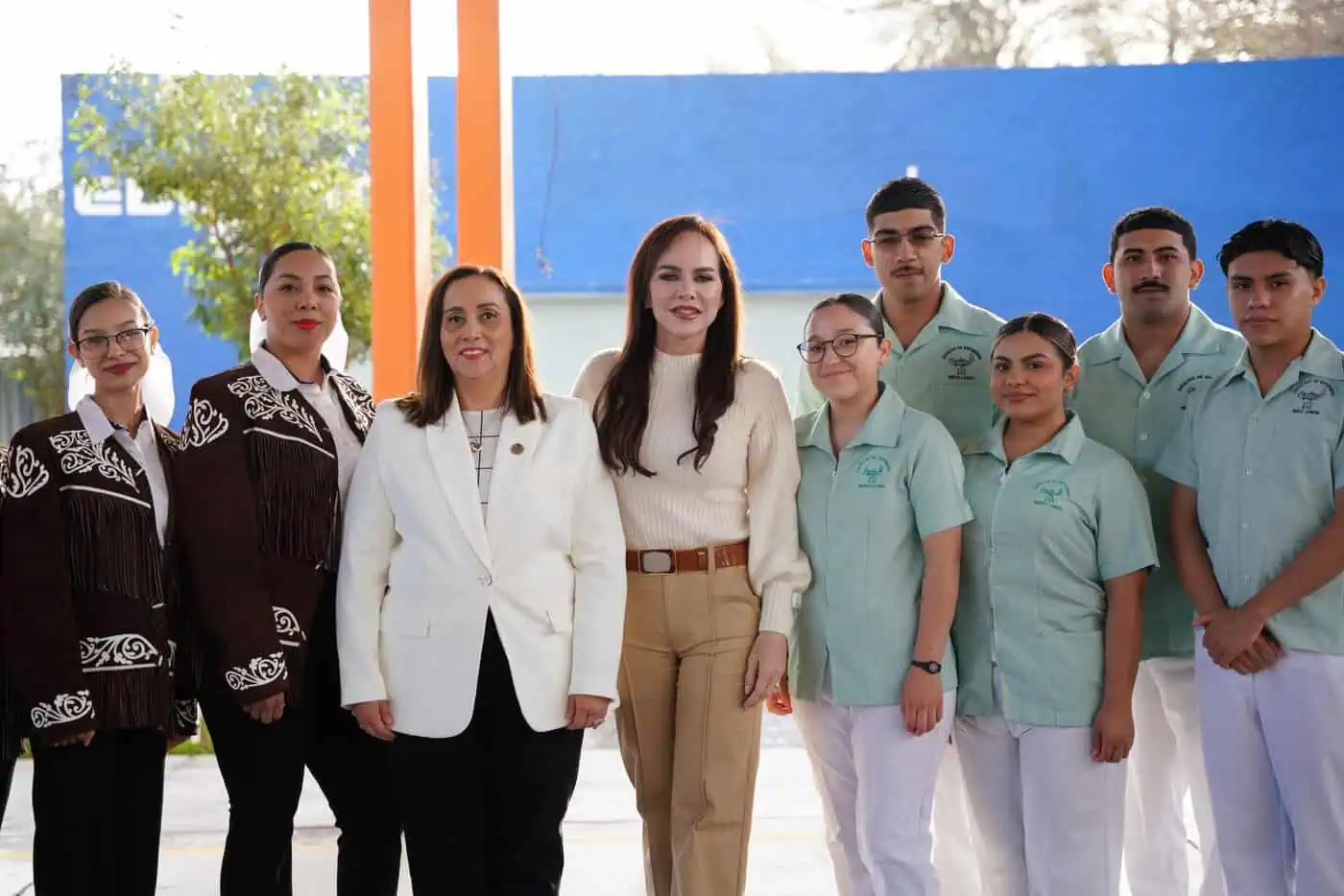 Reunin con estudiantes y personal acadmico tras el acto oficial