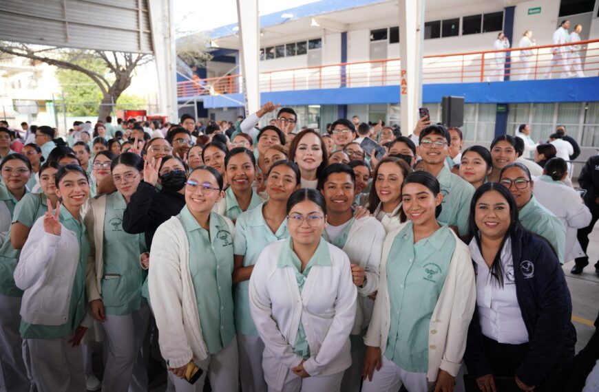 Participación de la comunidad estudiantil en la ceremonia realizada en el plantel.