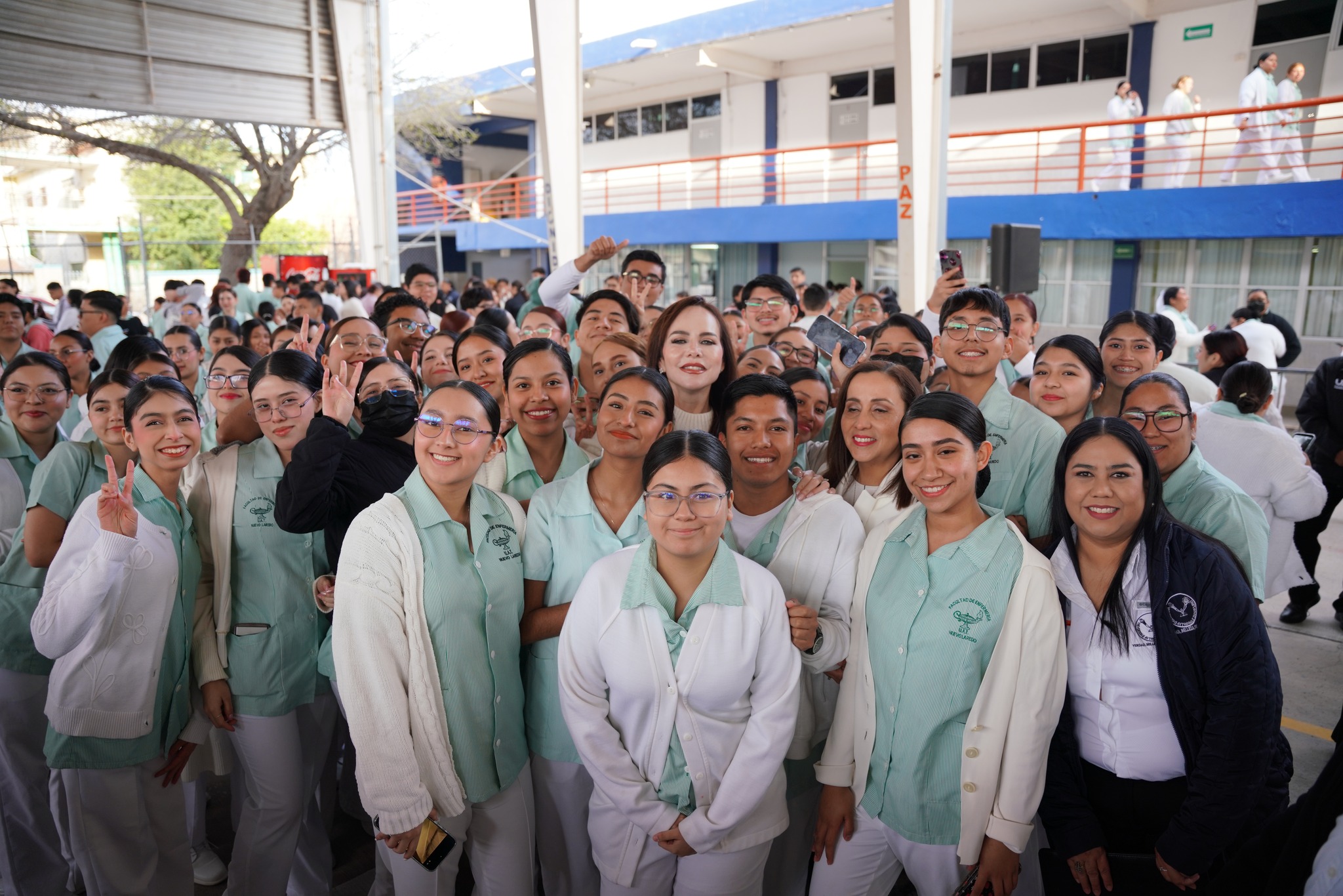 Participación de la comunidad estudiantil en la ceremonia realizada en el plantel.