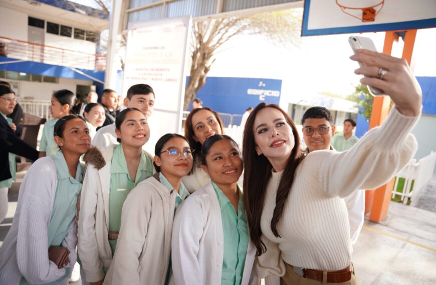 Interacción entre autoridades y alumnos al término del evento en la Facultad de Enfermería.