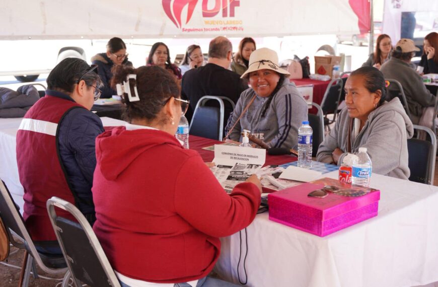 Vecinas de Lomas del Río realizan trámites y reciben orientación en módulos instalados durante la jornada Presidencia Cerquita de Ti.
