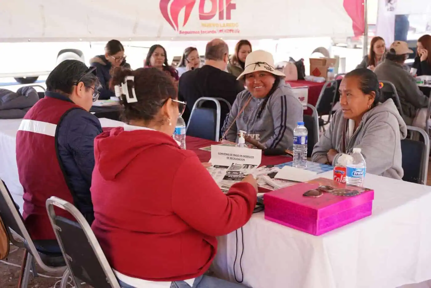 Vecinas de Lomas del Río realizan trámites y reciben orientación en módulos instalados durante la jornada Presidencia Cerquita de Ti.