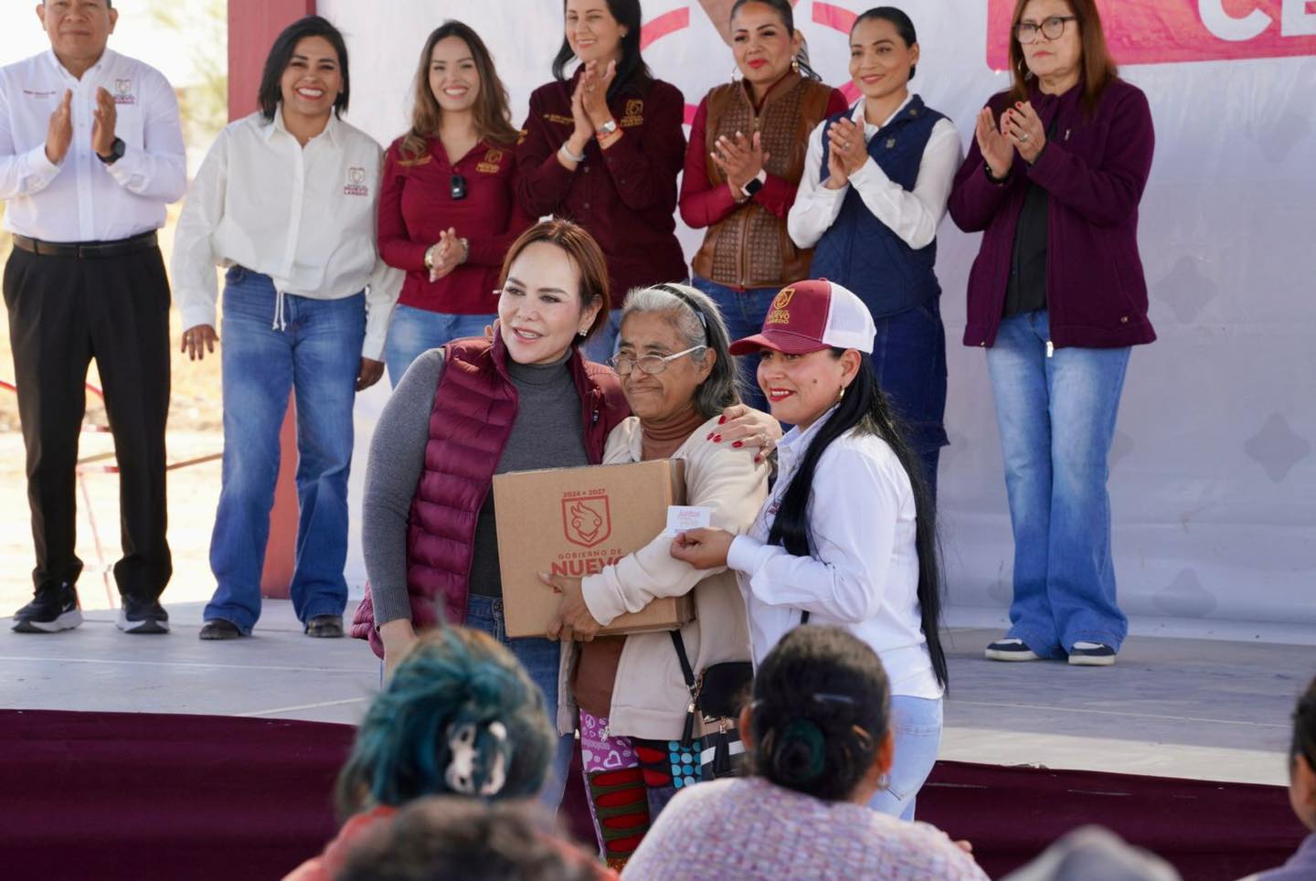 Entrega de apoyos durante el programa Presidencia Cerquita de Ti ante habitantes del sector