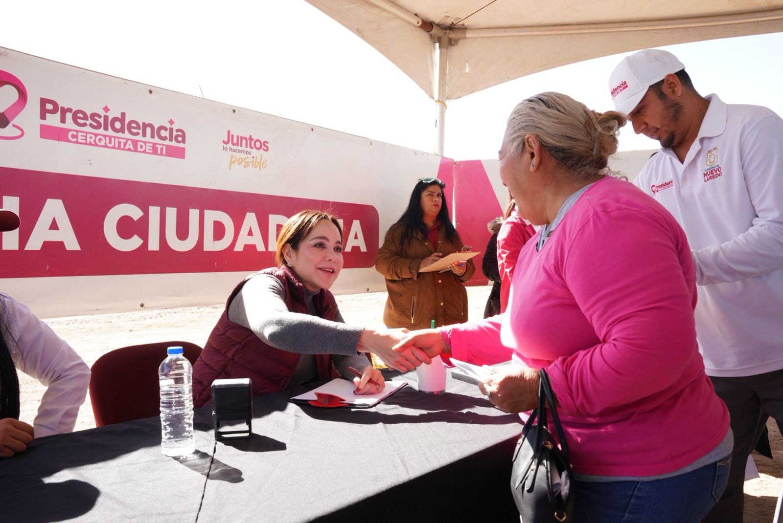 Atencin directa a ciudadanos en mesa de trabajo instalada sobre la avenida Tecolotes en la colonia Lomas del Ro