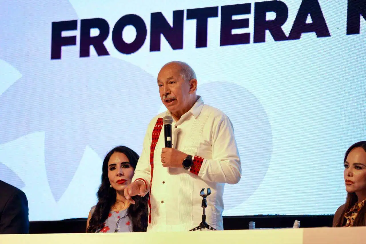 Participación de autoridades durante el Encuentro Nacional de Municipios de la Frontera Norte en Nuevo Laredo.