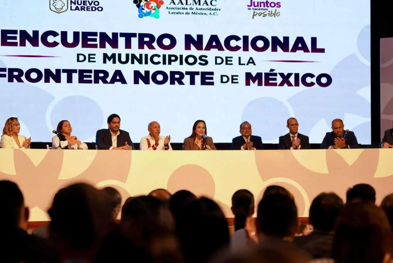 Mesa principal del Encuentro Nacional de Municipios de la Frontera Norte con alcaldes de distintos estados