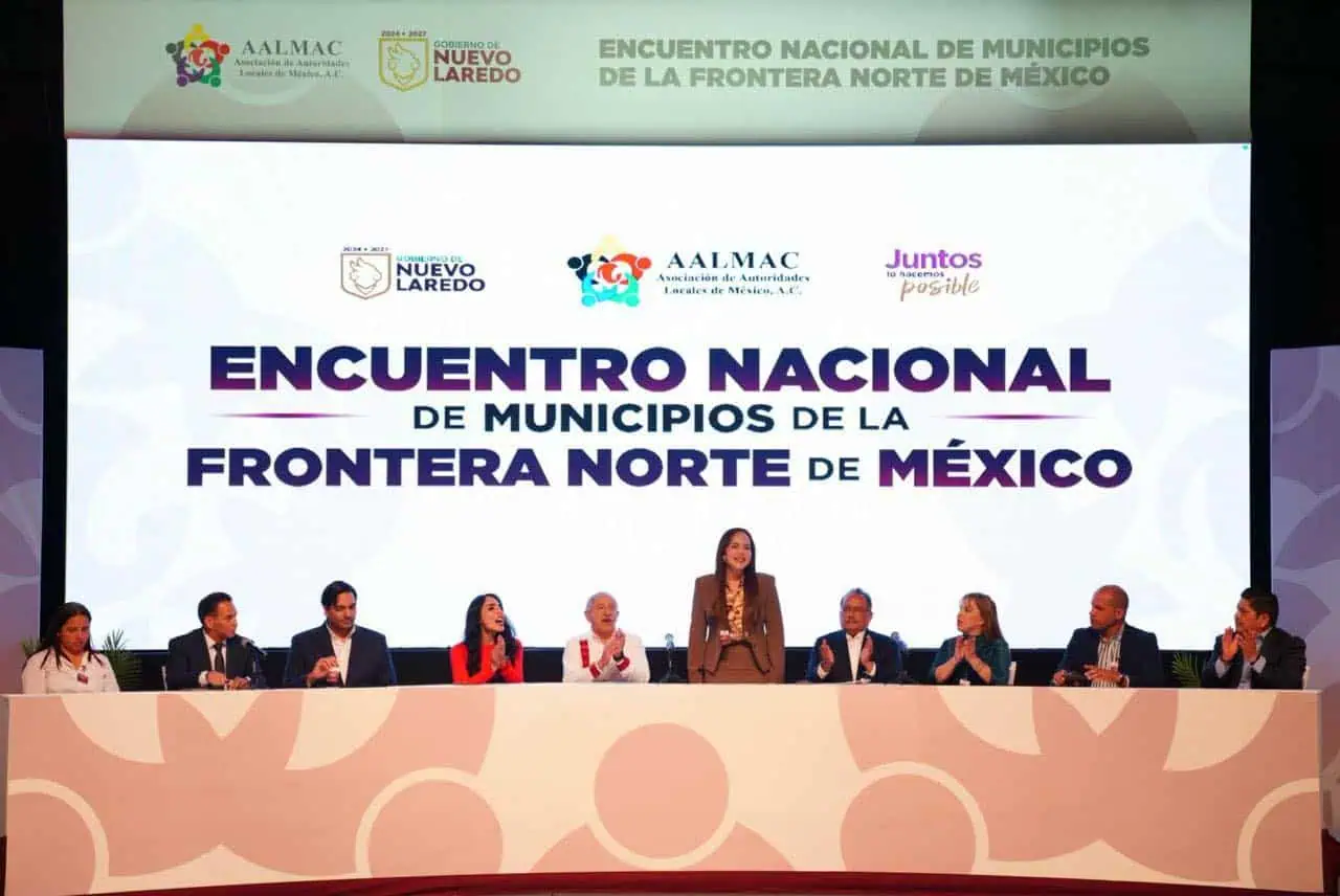 Sesin plenaria del encuentro con presencia de autoridades municipales y representantes federales