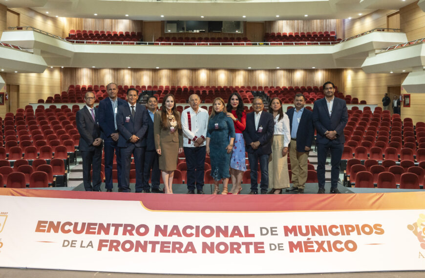 Fotografía grupal de autoridades participantes en el auditorio sede del encuentro en Nuevo Laredo.