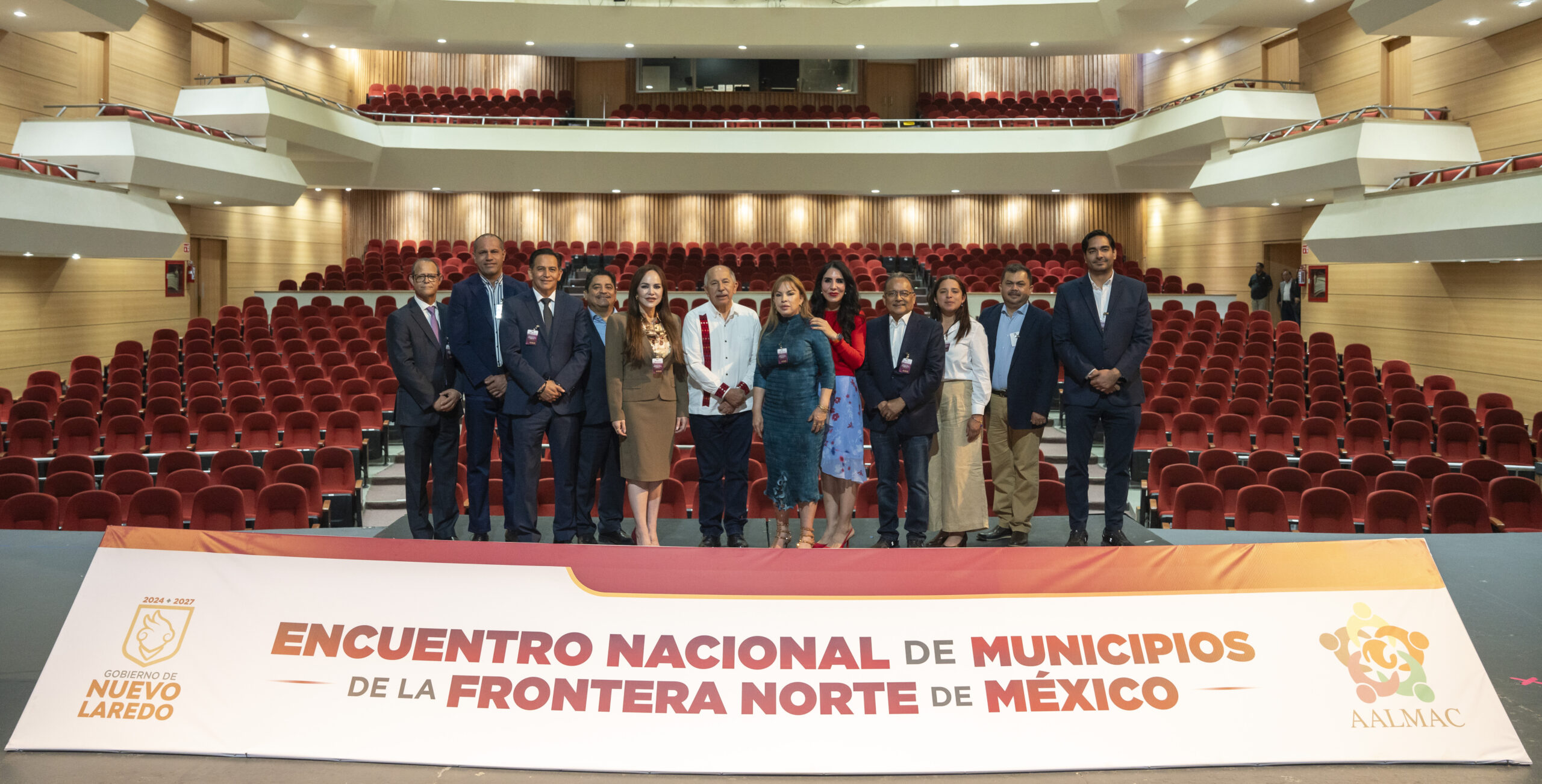 Fotografía grupal de autoridades participantes en el auditorio sede del encuentro en Nuevo Laredo.