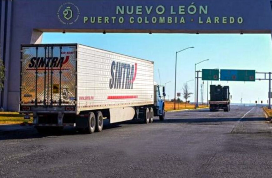 Tractocamiones cruzan por el Puerto Colombia–Laredo, en Nuevo León, punto que el gobierno estatal proyecta como nodo logístico en crecimiento.