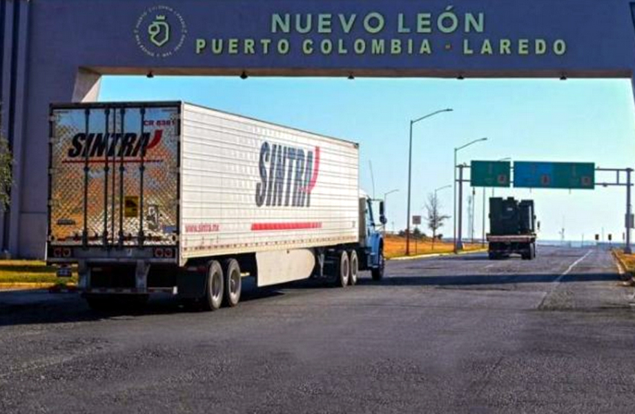 Tractocamiones cruzan por el Puerto Colombia–Laredo, en Nuevo León, punto que el gobierno estatal proyecta como nodo logístico en crecimiento.