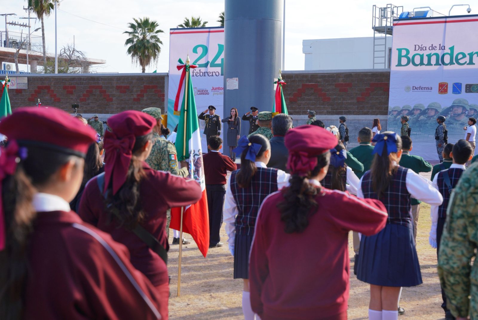 Escoltas escolares rinden honores en el Parque Morelos