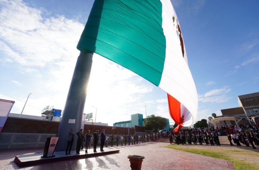 Izamiento de bandera monumental durante conmemoración del 24 de febrero.