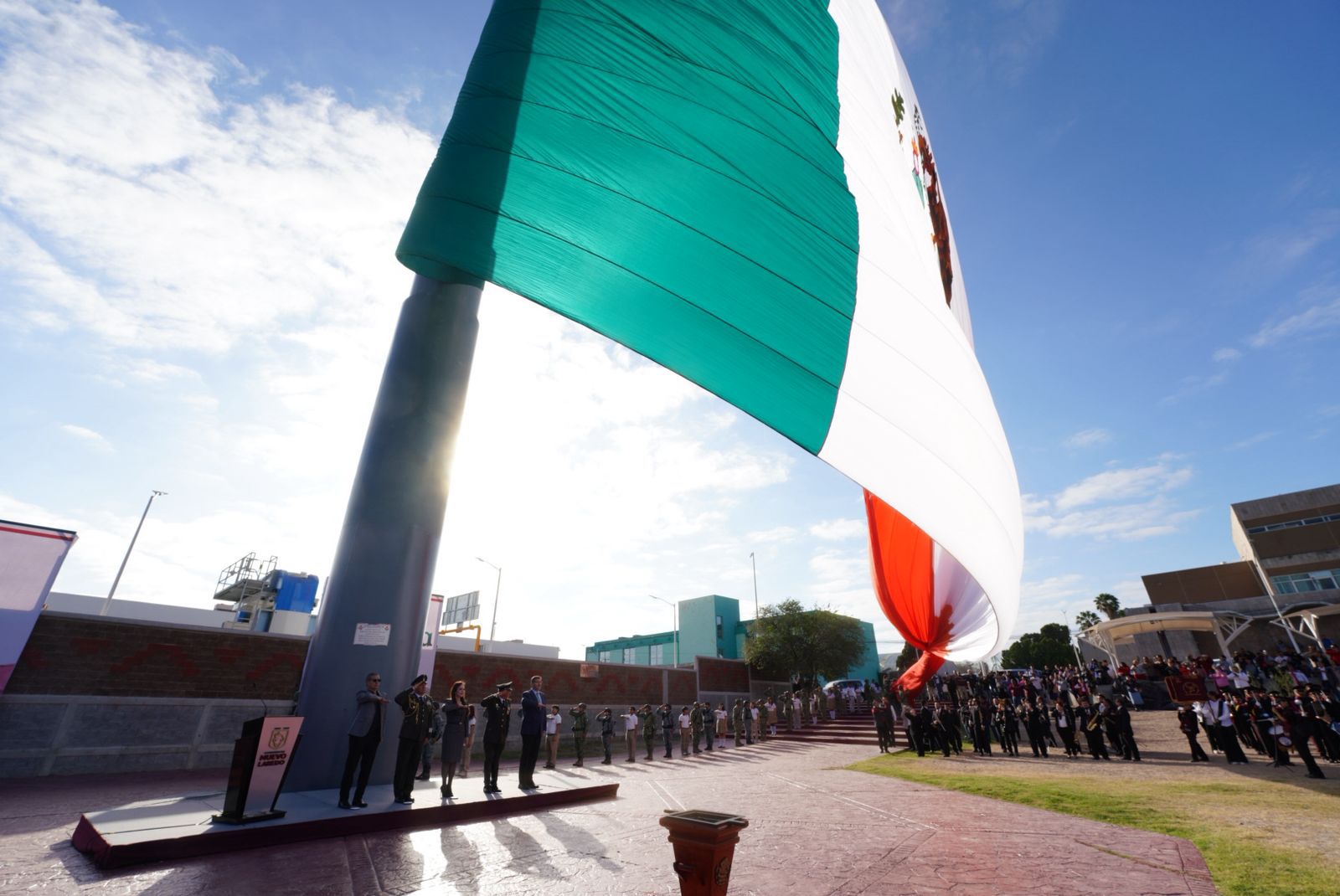 Izamiento de bandera monumental durante conmemoración del 24 de febrero.