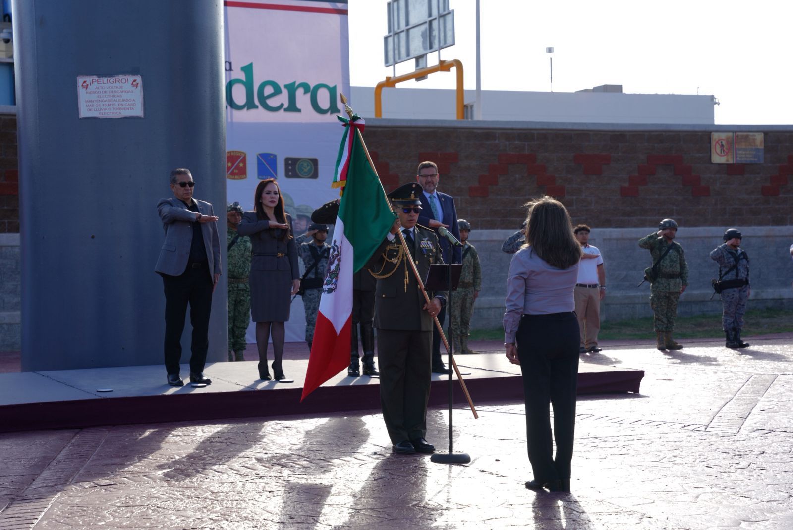Autoridades municipales y militares rinden honores durante la ceremonia del Da de la Bandera en el Parque Morelos de Nuevo Laredo donde se realiz el protocolo oficial con participacin de escoltas y elementos del Ejrcito Mexicano