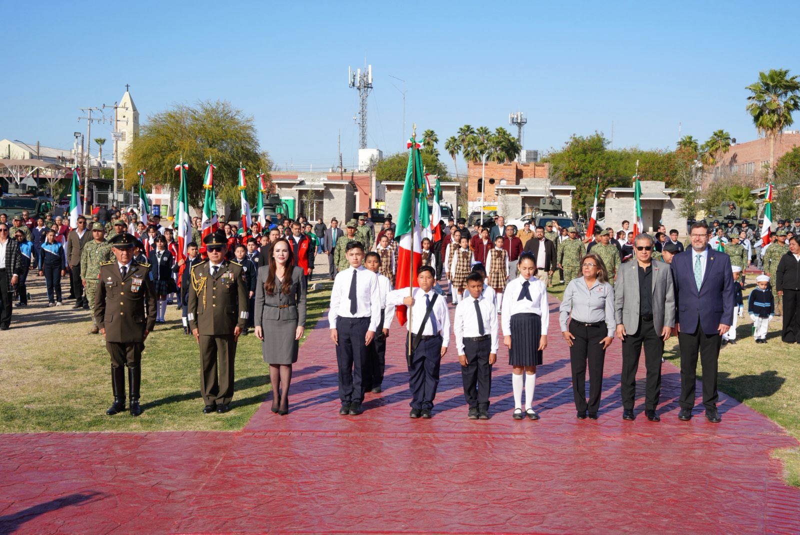 Estudiantes abanderados durante ceremonia oficial en Nuevo Laredo