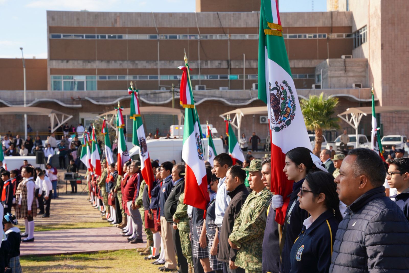 Escoltas formadas con banderas mexicanas en acto cvico