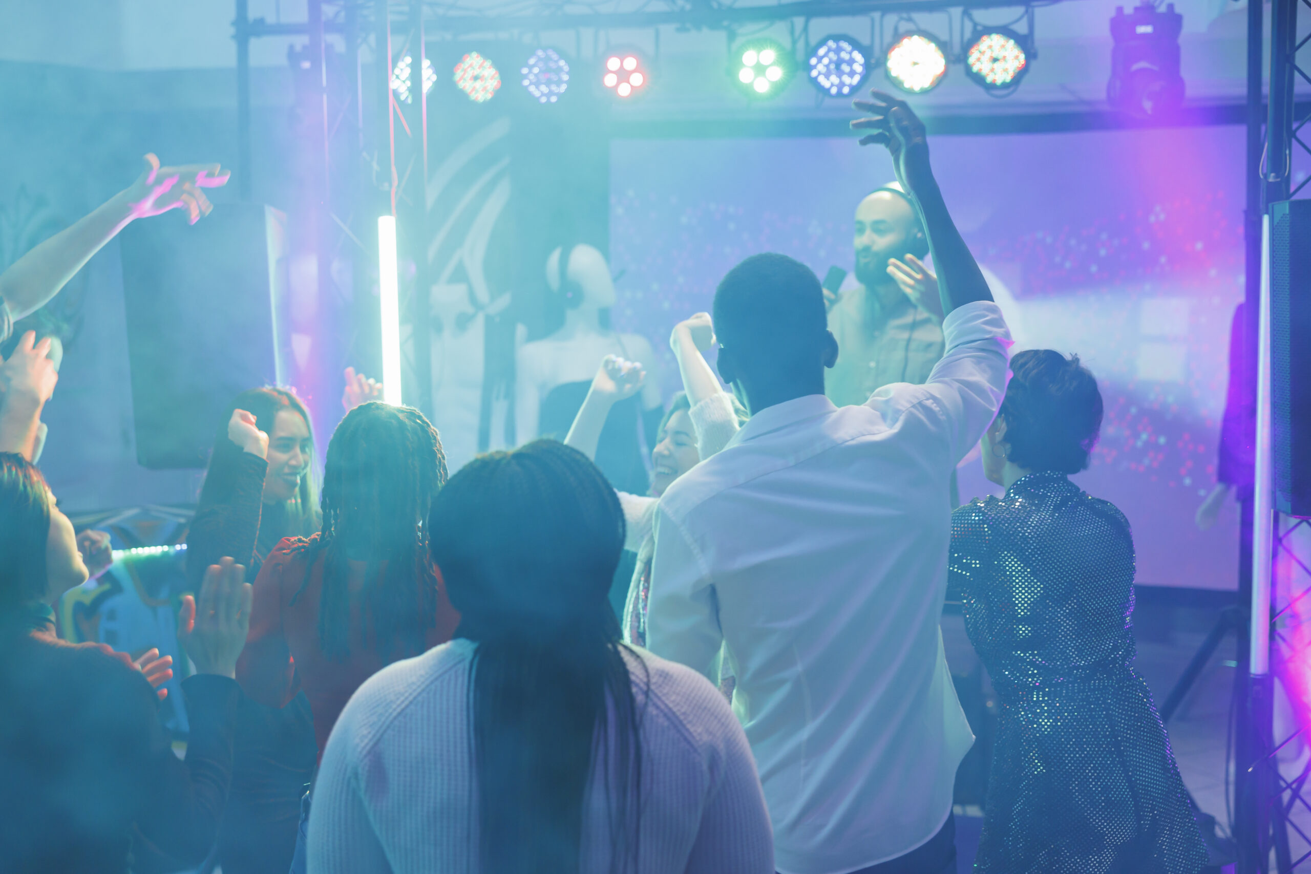 Evento social con escenario y sistema de iluminación.