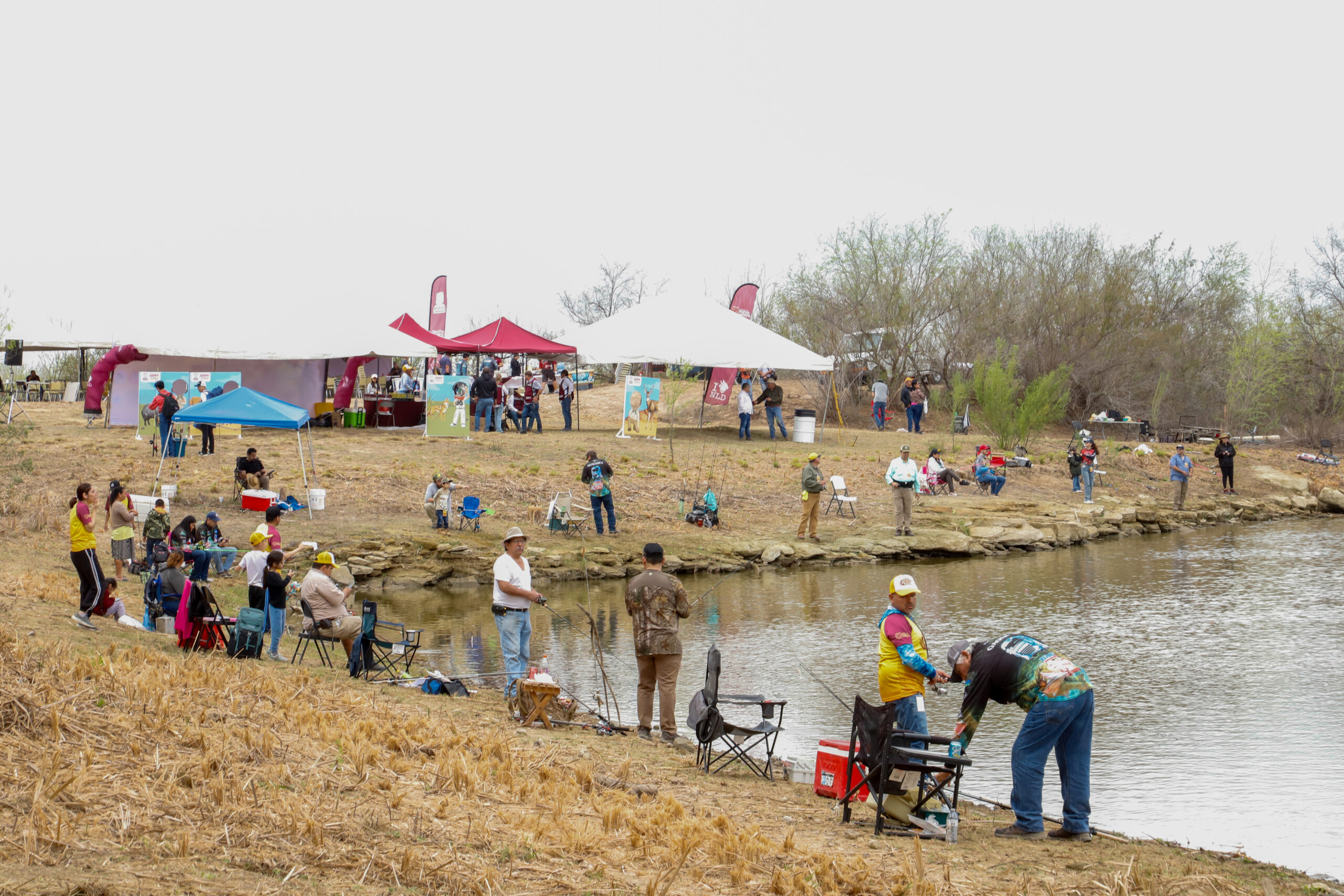 Pescadores instalados con caas durante competencia en Rancho Charretera