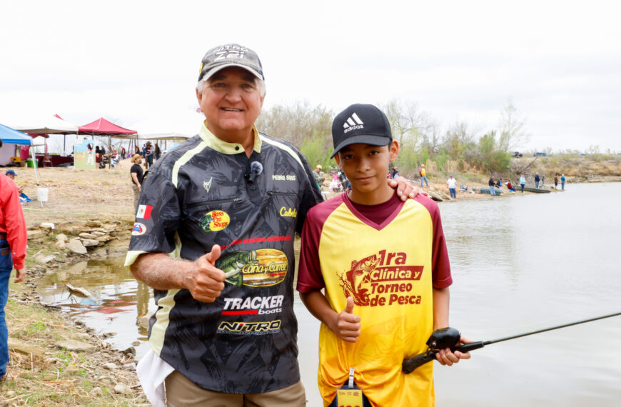 Pedro Sors García junto a joven participante en la Clínica y Torneo de Pesca.