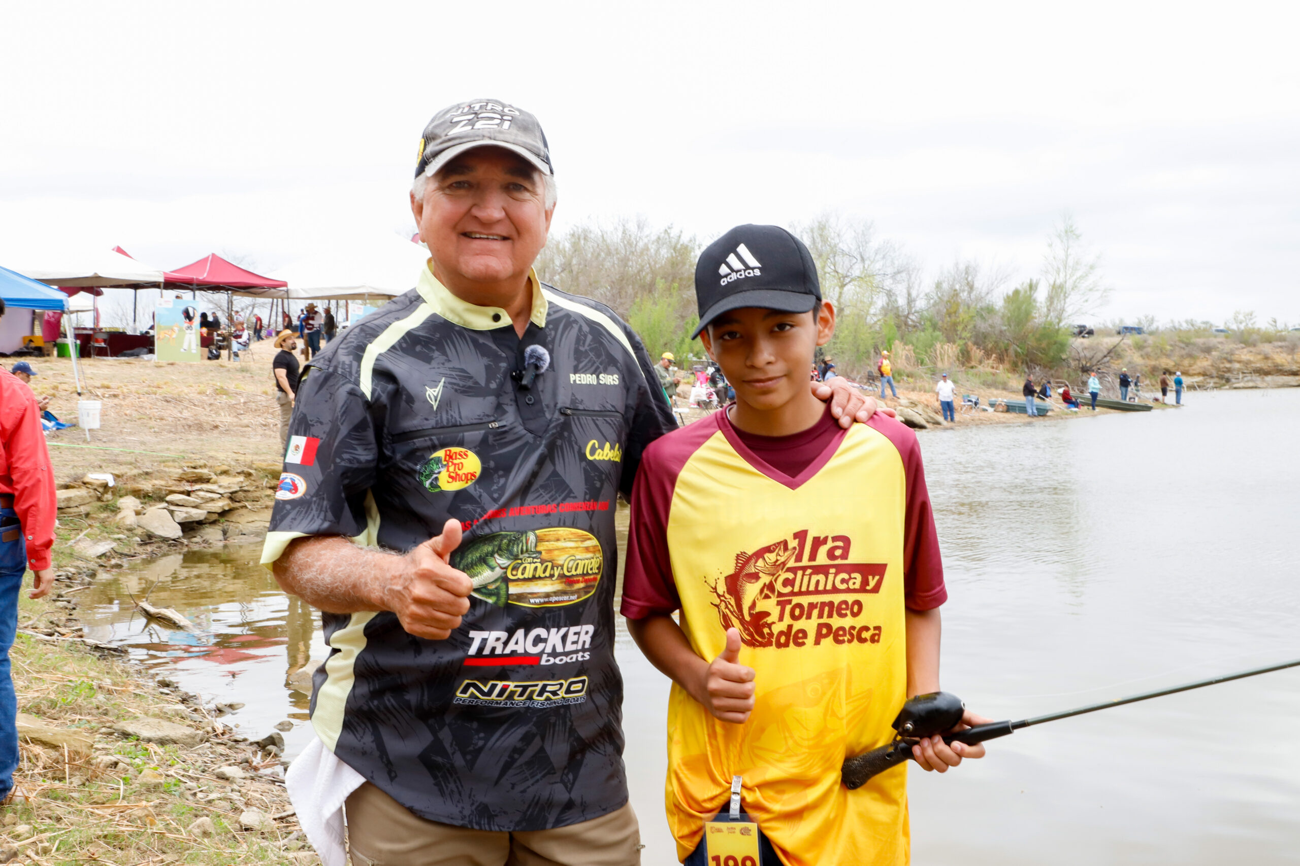 Pedro Sors García junto a joven participante en la Clínica y Torneo de Pesca.