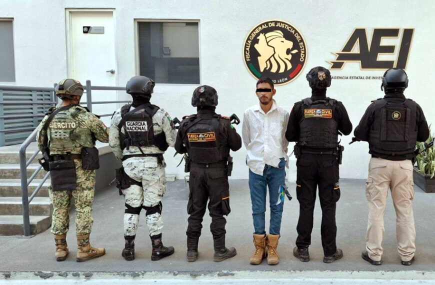 Detenido escoltado por fuerzas de seguridad tras operativo en autopista Monterrey-Nuevo Laredo.