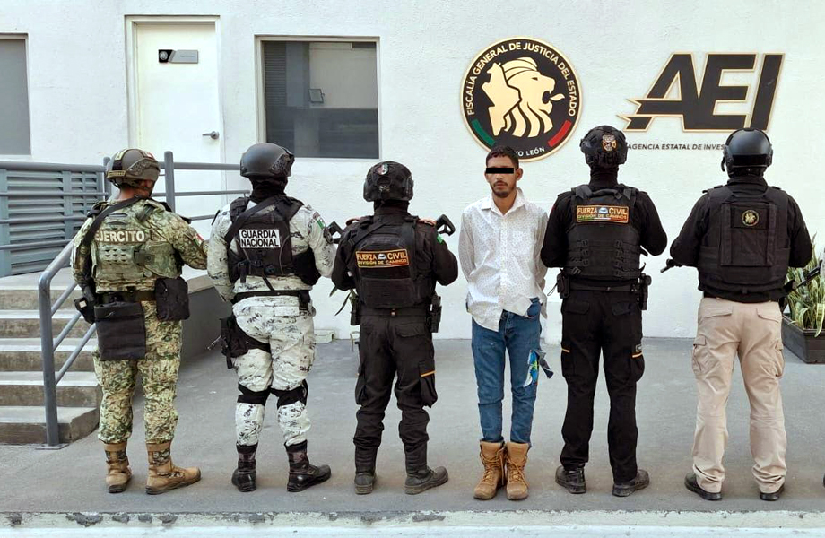 Detenido escoltado por fuerzas de seguridad tras operativo en autopista Monterrey-Nuevo Laredo.