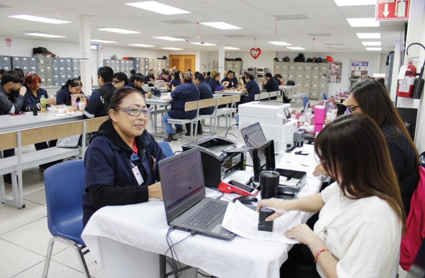 Acercan servicios municipales a trabajadores de Robertshaw con Brigada en tu empresa