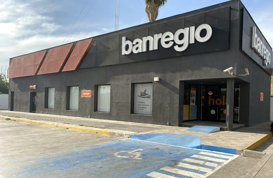 Sucursal de Banregio ubicada en Vicente Guerrero 2958, contra esquina del Hospital San José, en Nuevo Laredo.