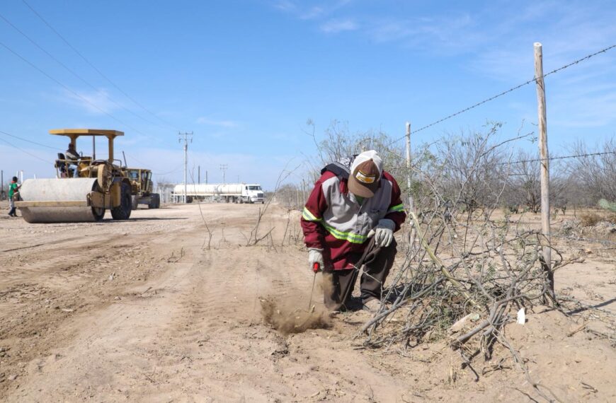 Encabeza municipio rehabilitación de caminos ejidales para fortalecer el desarrollo rural en Nuevo Laredo