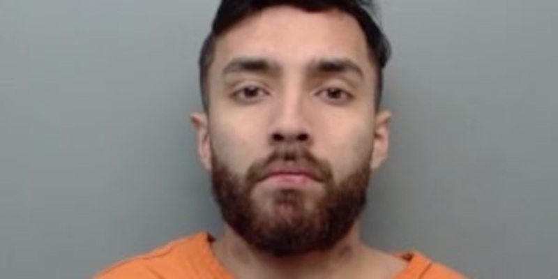 Hombre de Laredo arrestado por tráfico de drogas y cargos de orden de arresto pendientes