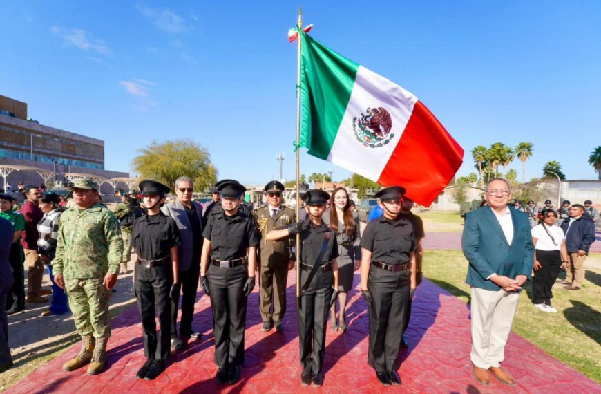 Carmen Lilia encabeza emotiva ceremonia del Día de la Bandera y reafirma el orgullo nacional desde la frontera