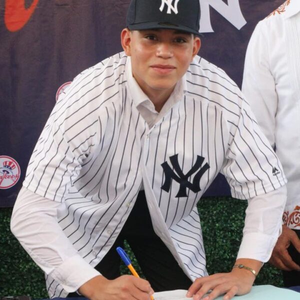 Jovencito de Tamaulipas firma contrato con los Yankees de Nueva York