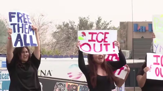 Estudiantes de secundaria en Laredo, Texas protestan contra la actividad de ICE