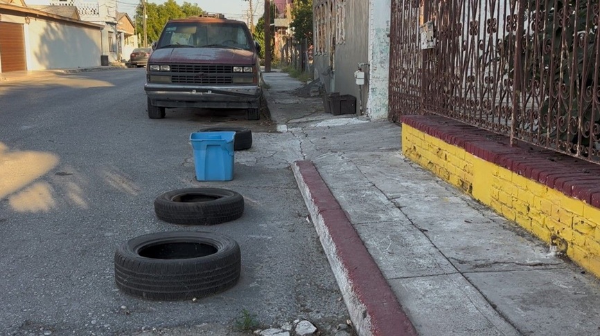Tránsito en Nuevo Laredo retira diversos obstáculos colocados en las calles