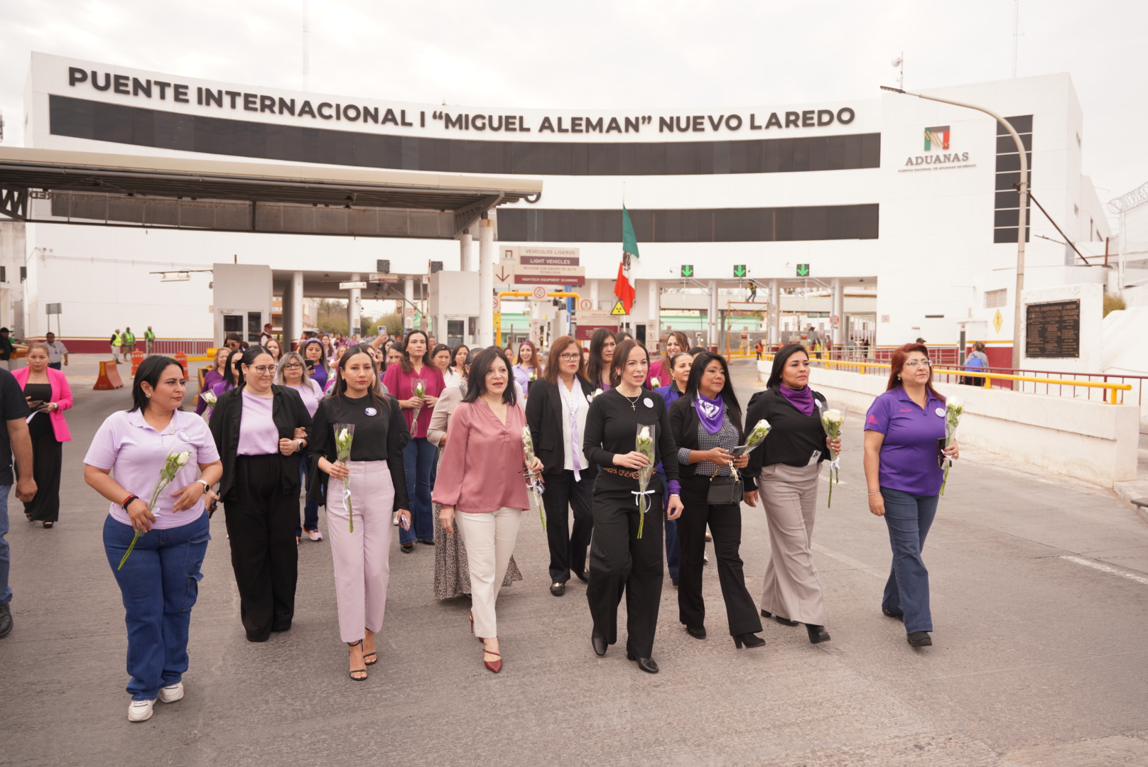 Mujeres participan en caminata conmemorativa del Día Internacional de la Mujer en el Puente Internacional I Miguel Alemán de Nuevo Laredo.