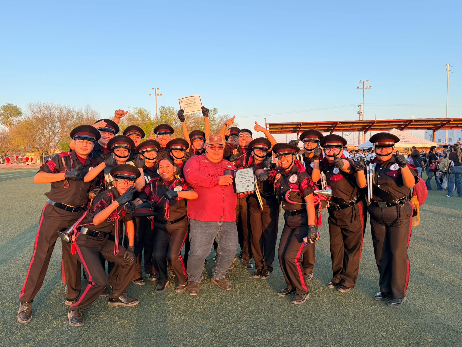 Integrantes de la Banda de Guerra Pegasos celebran segundo lugar nacional con reconocimiento en mano
