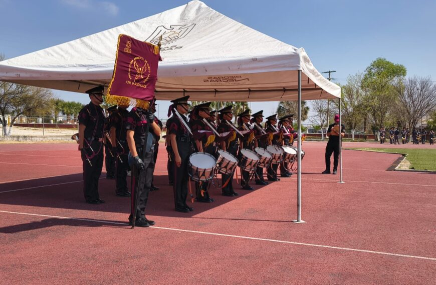 Banda de Guerra Pegasos bajo carpa oficial durante competencia nacional en Coahuila.